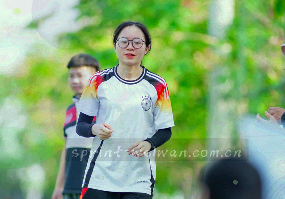 战术板与纸质记录本俯拍，旁边放着记号笔与秒表